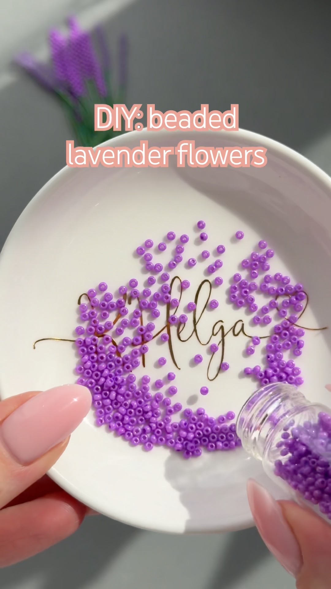 Weaving a tiny beaded lavender bouquet 🧵🪻 - YouTube