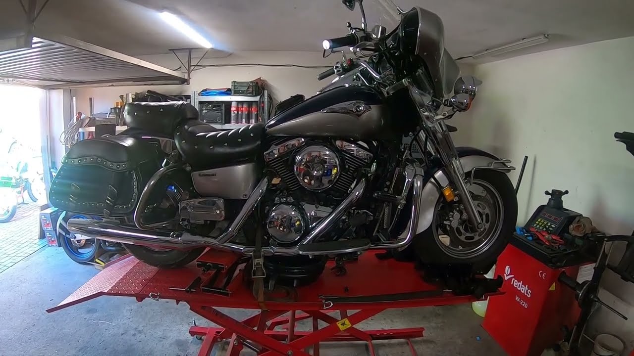 Kawasaki Vulcan 1500, szarpie, dymi, gaśnie.