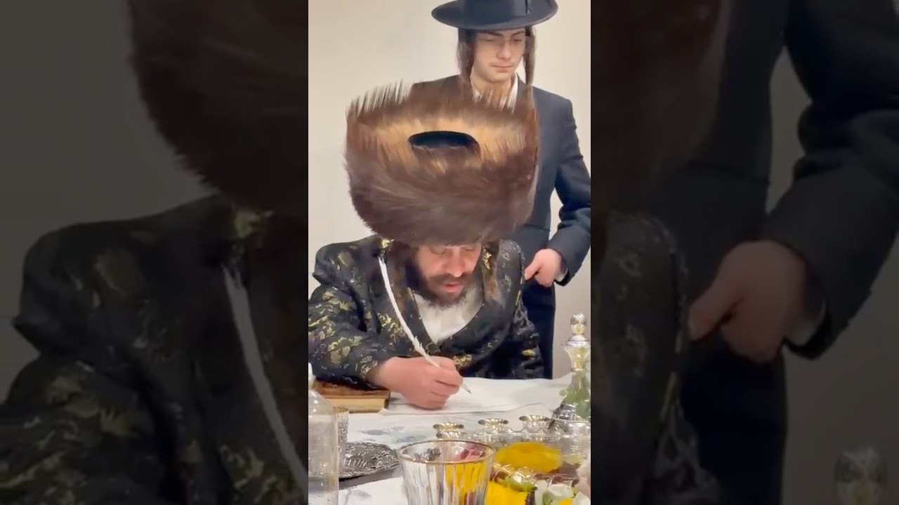 האדמו״ר מקרעטשניף כפר עטה בכתיבת אות בספר תורה