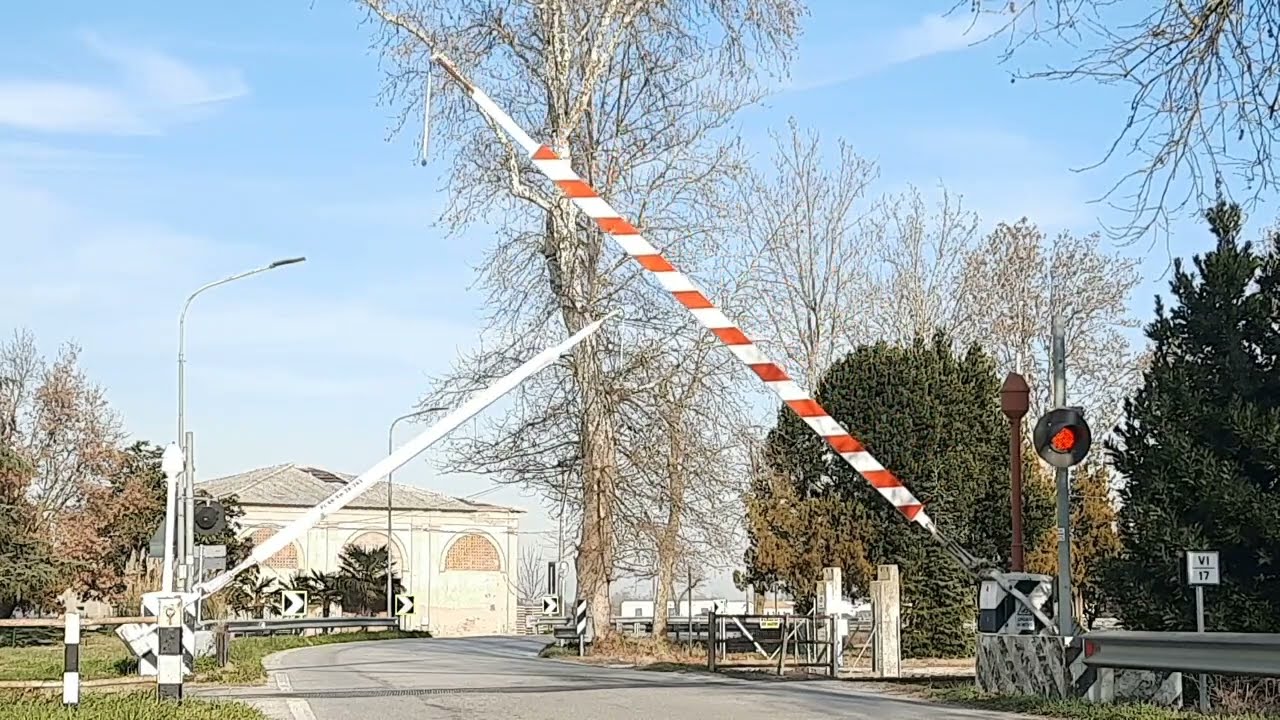 Passaggio a livello n.18 v.3 - Dogato - Via Ferrara (SP68) con casse miste FS64 bianca + FS88 rossa.