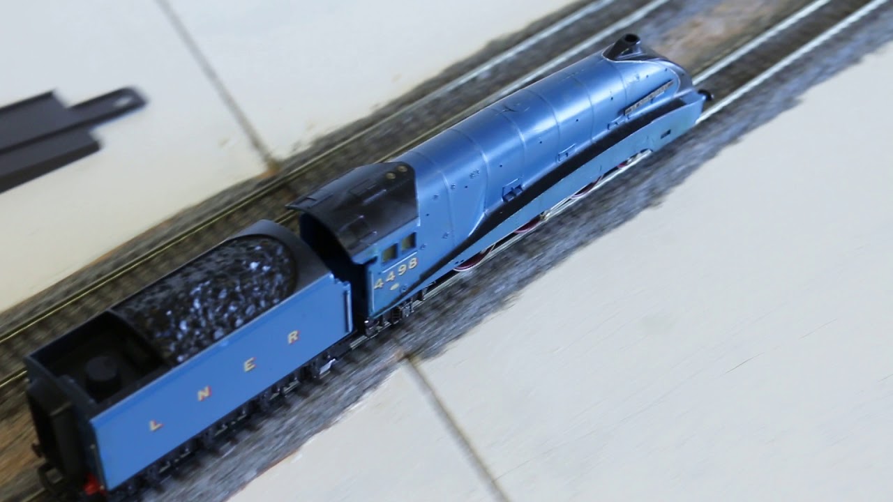 Sir Nigel Gresley - Hornby R888 - Running Demo - YouTube