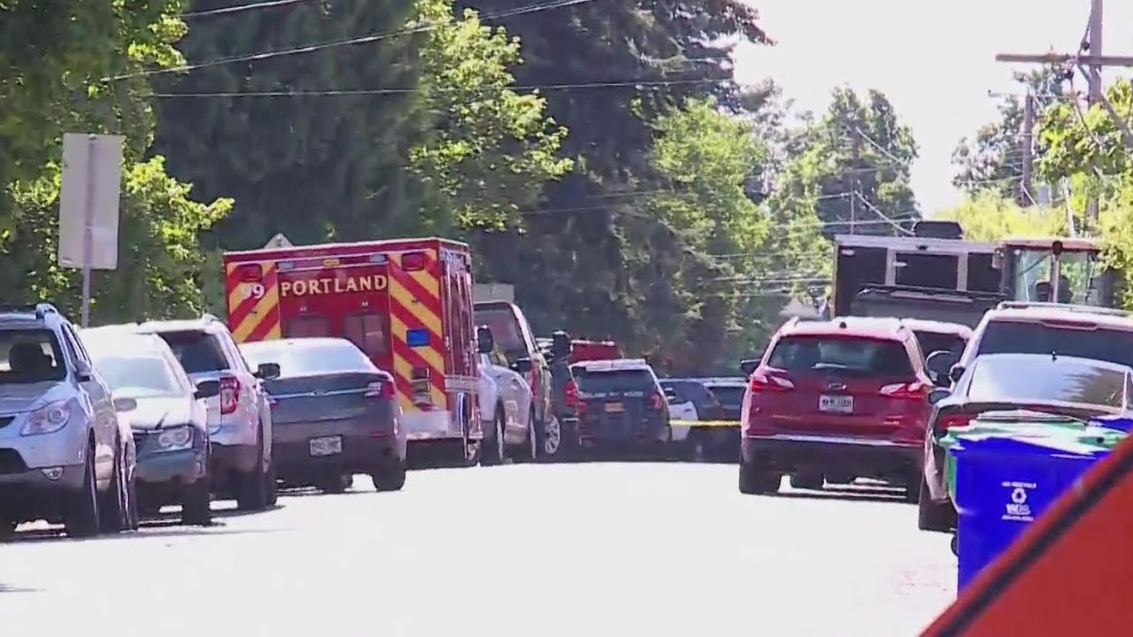 Crisis negotiators at scene of SE Portland standoff