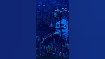 Billie performing “ocean eyes” in Melbourne, Australia