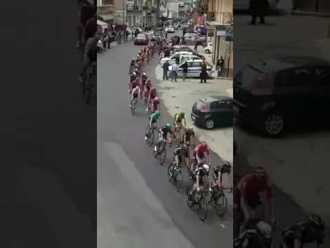 Giro d'Italia, uomo tenta di invadere corsia a Rosarno