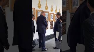 Xi Laughs as Trump Shows Him Biden’s Autopen Portrait