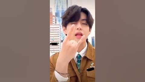 KIM TAEHYUNG HAND TRICKS!