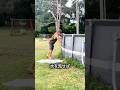プールを切るアメリカ人