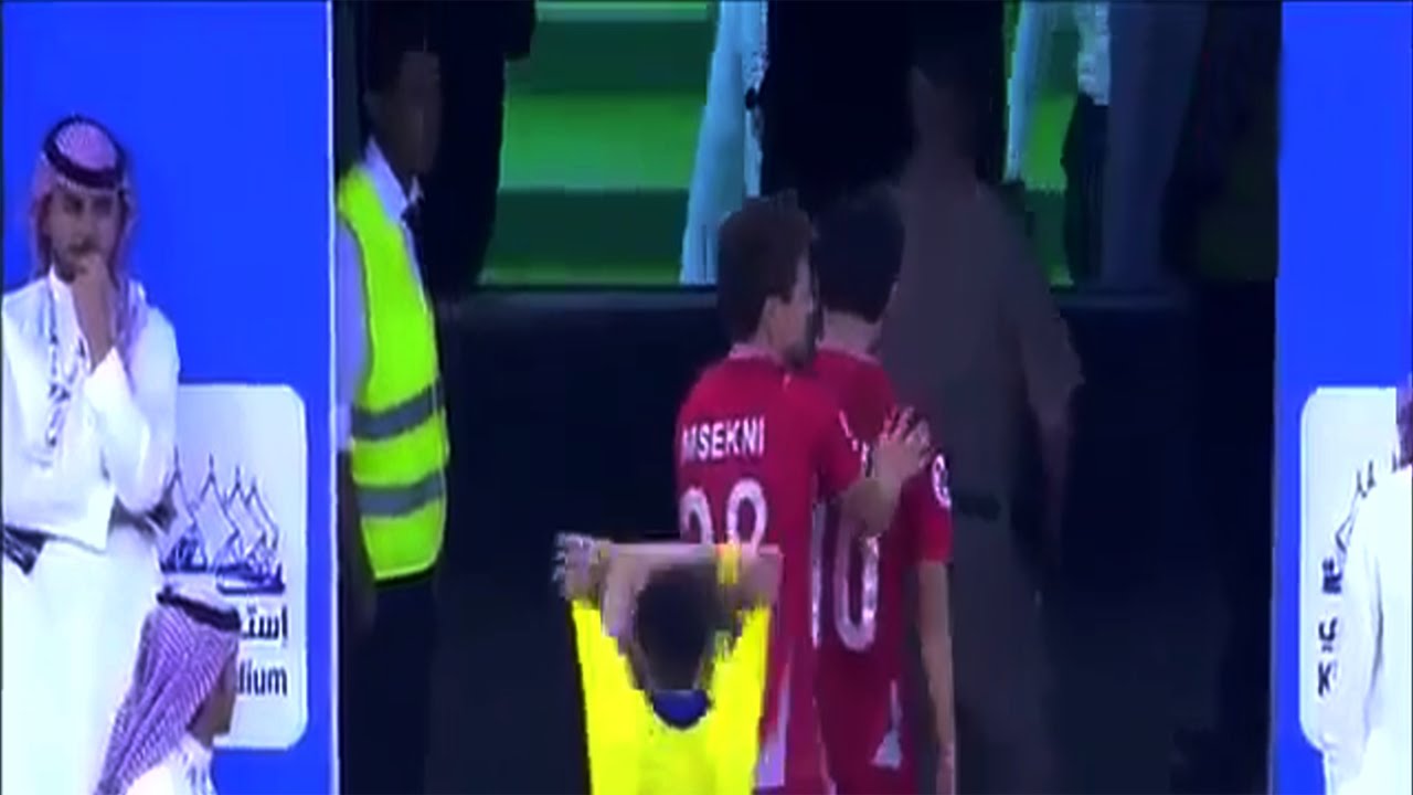 El futbolista Fabián Estoyanoff golpea con un rival