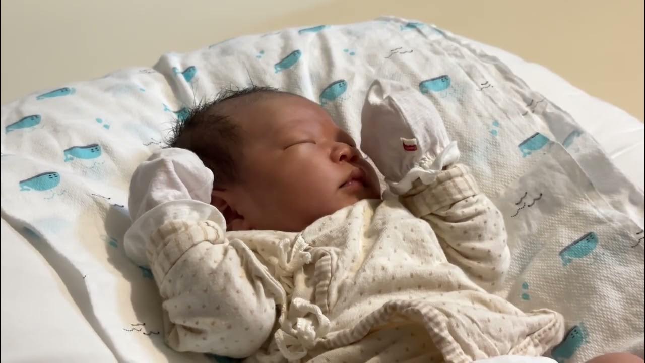 sleeping baby D+22 - YouTube