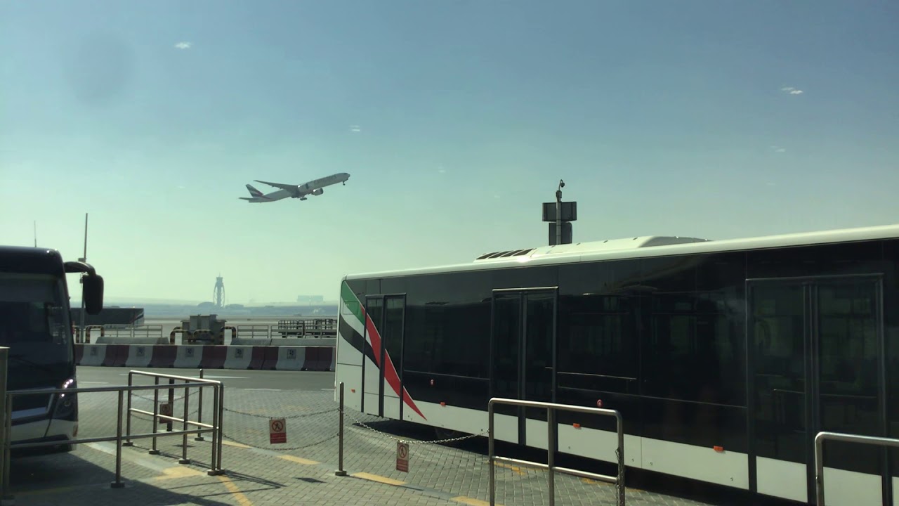 Emirates boing 777-300 takeoff