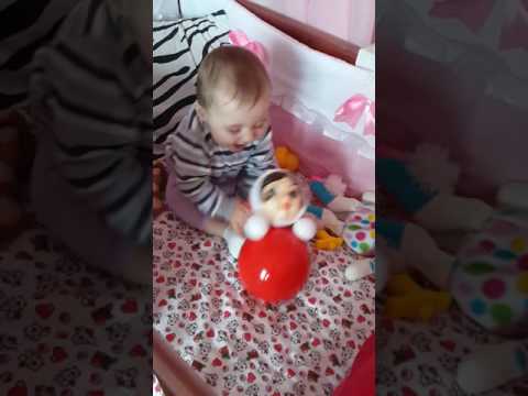 Доченька не понимает почему неваляшка не падает😂