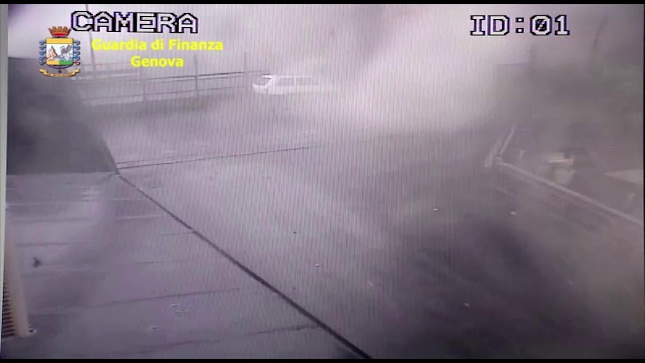 Genova, il crollo del ponte Morandi ripreso dalle telecamere di sicurezza