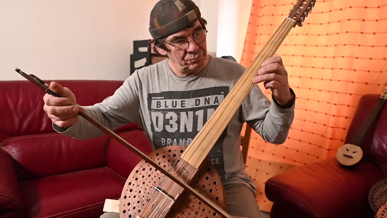 Alto, violon et violoncelle sur cône