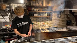 Comiendo yakitori en Osaka Japan