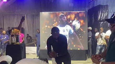 Tata Emeka mske money rain on Alao Malaika