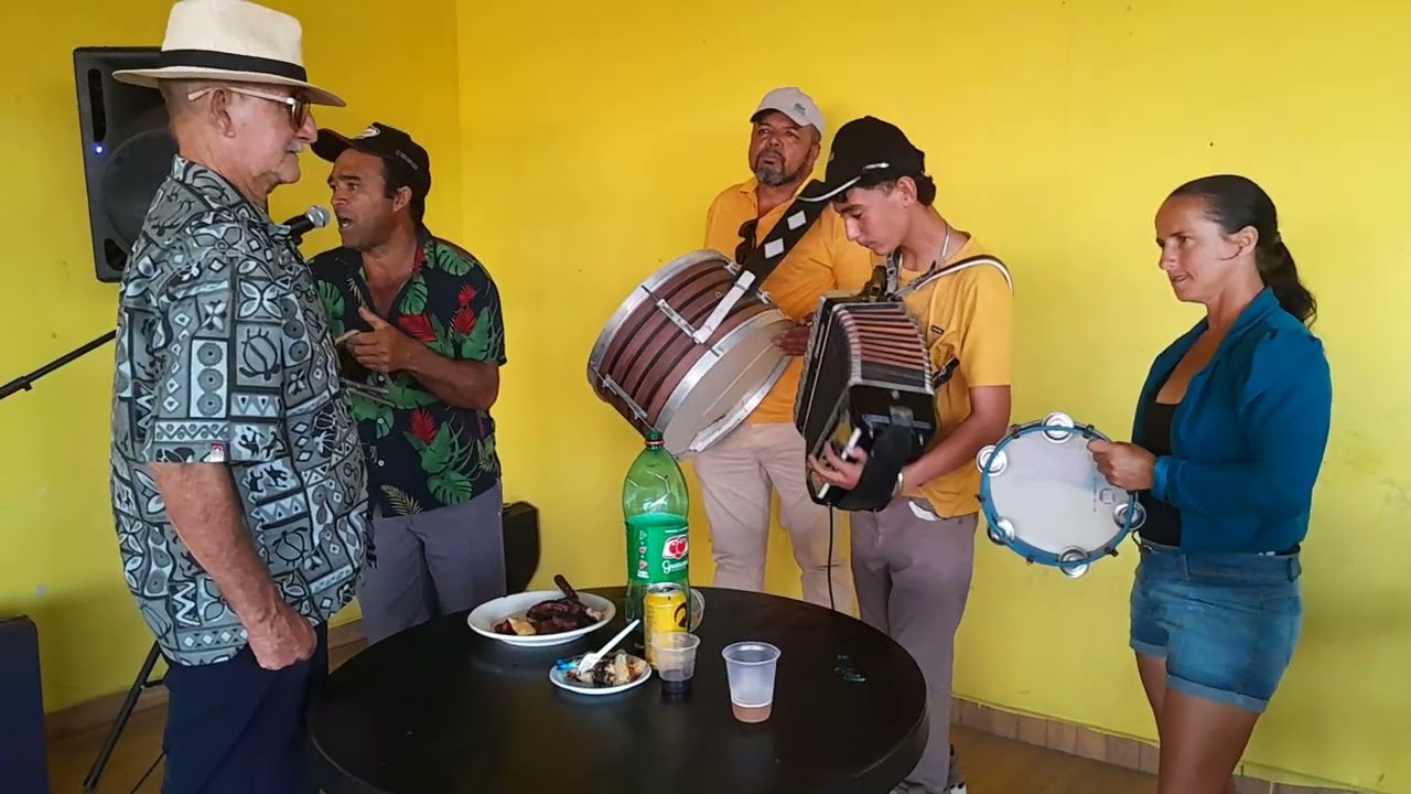 Igor  toca  muito forró, em uma  piscina  em São  Vicente  do  seridó