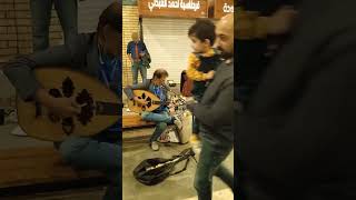 رجل كبير في سن يغني اغاني تراثية قديمة من شارع المتنبي في بغداد
