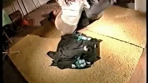 Женщины. Чердак. Ножницы..
