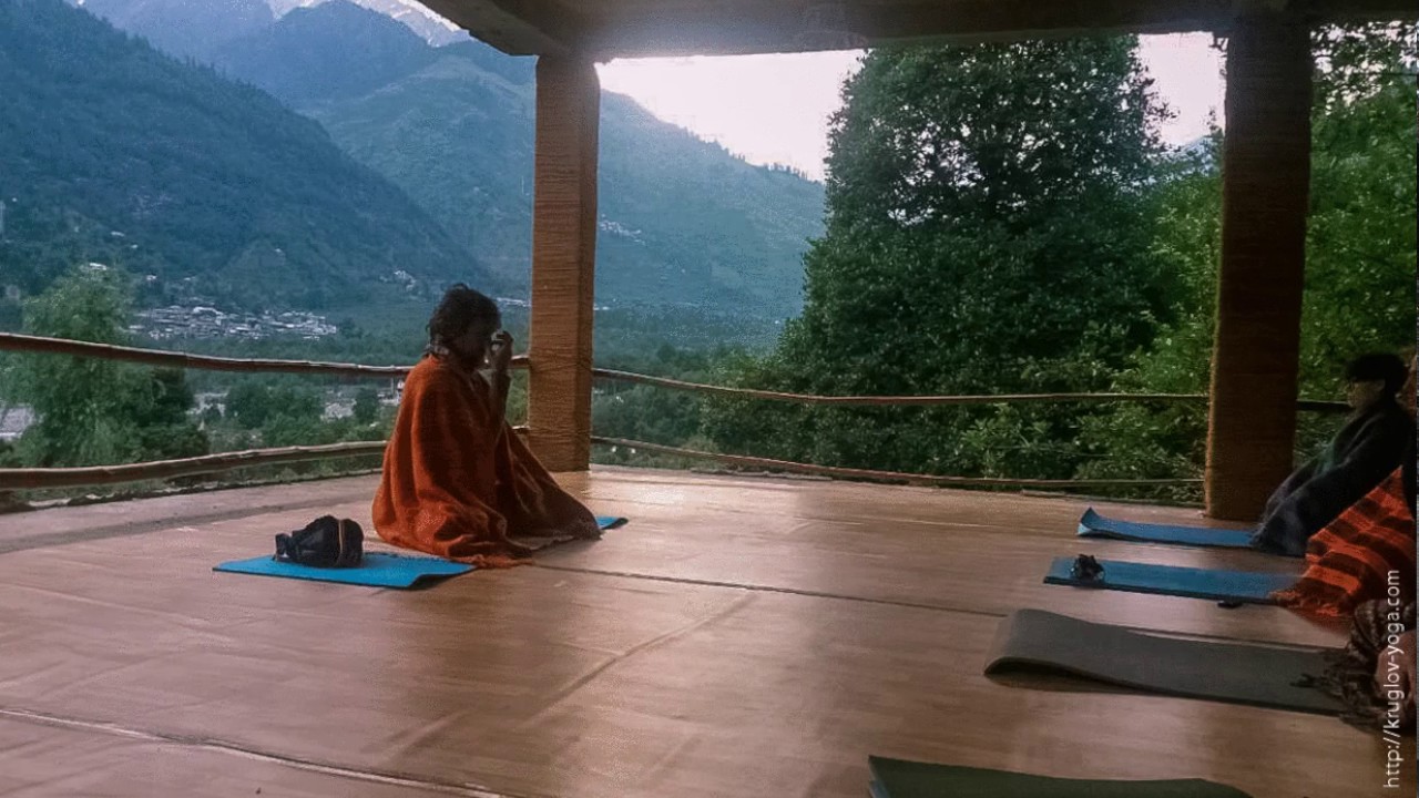 Йога в гималаях. Ашрам йоги в Гималаях. Ретритный центр в Гималаи. Ретритный центр в Гималаях Индия.
