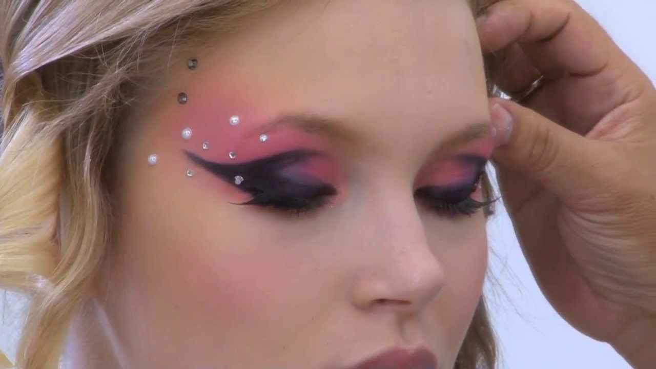 公式 イセタン ビューティ クリスマスのパーティーメイクはピンクを基調にフェミニンな輝きアイテムをプラス How To Makeup Isetan Beauty By Ipn Youtube