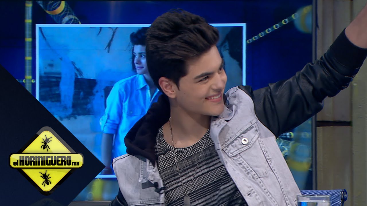 ¡Su primer beso fue en un salón de clases!