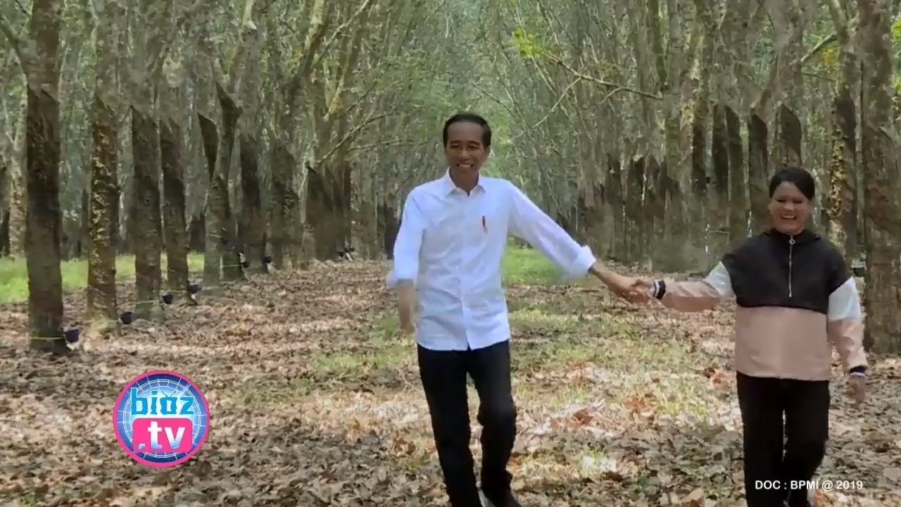 Cerita Dibalik Viralnya Kemesraan Jokowi & Iriana Gandengan Tangan Di