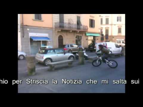 mi fermo al semaforo in piazza montanelli e vedo un gruppo di persone intorno ad un capellone in bicicletta.... lo guardo meglio e mi monta sui capitelli a BOMBAZZA con la bici..... Oh... ma chi sei BRUMOTTI?