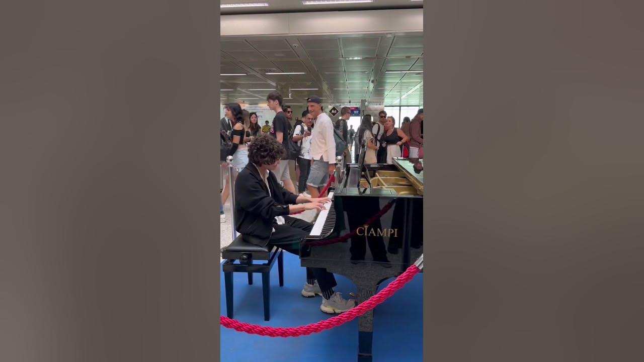 Playing hit the road jack at the rome airport on piano!