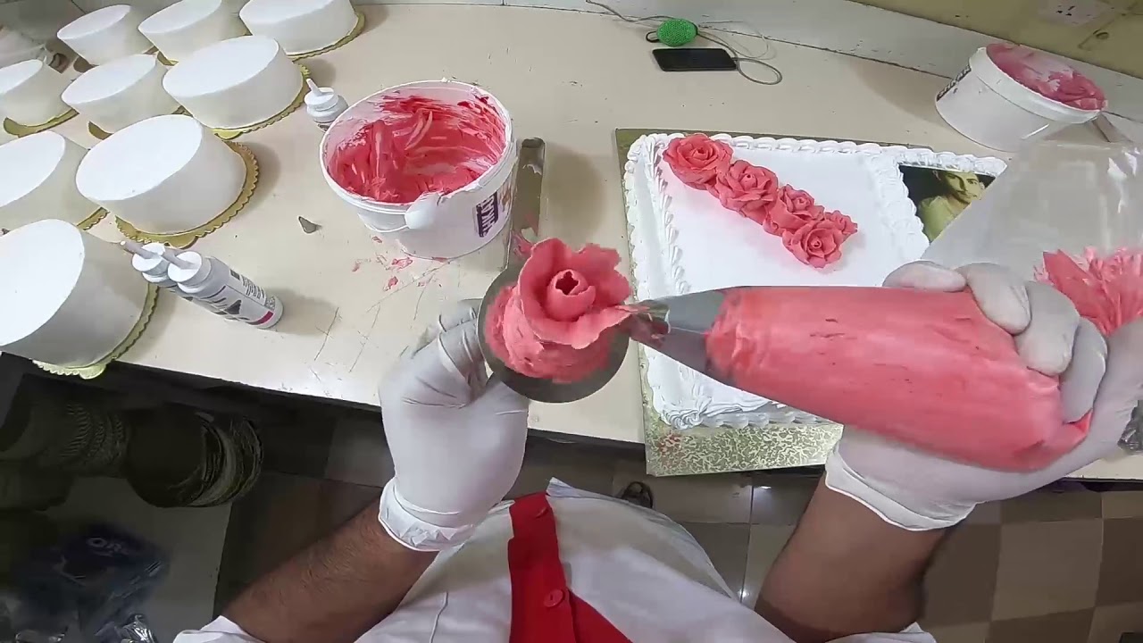 تزيين كيكة تكفي ل 50 شخص