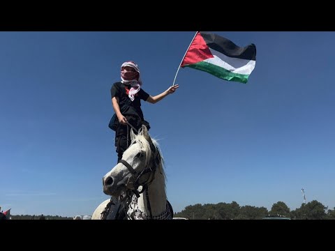 آلاف الفلسطينيين يشاركون في مسيرة العودة في أراضي قرية اللجون الفلسطينية المهجرة