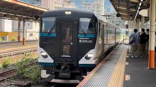 E257系2500番台ｵｵOM-31編成（トップナンバー）が特急踊り子20号東京行きとして熱海駅4番線に到着停車する動画（2024.6.1）