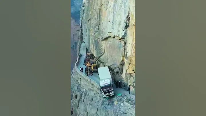 Wall hanging highway accident，Xinxiang City, Henan Province#SHorts - DayDayNews