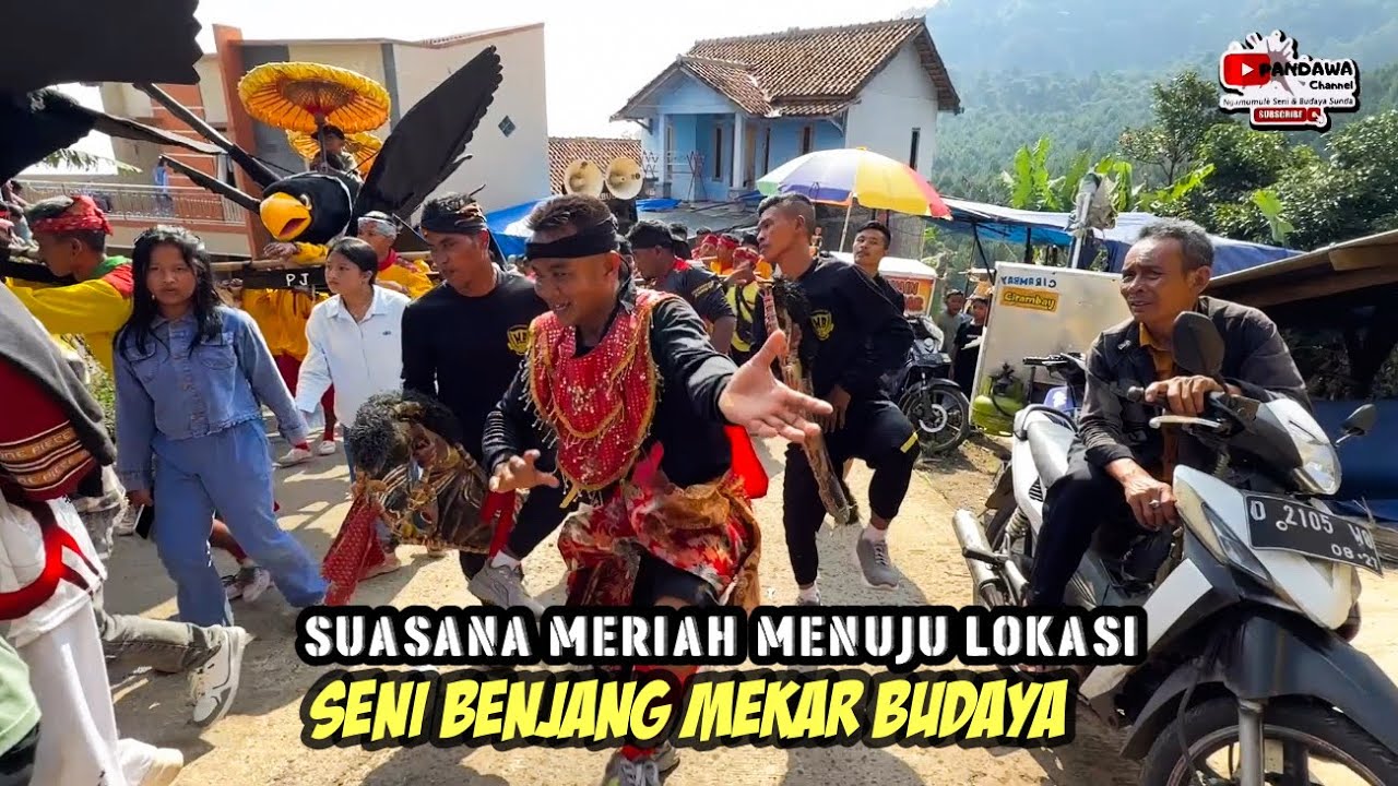 Semakinn Ramai Saat Rombongan Benjang Mekar Budaya Menuju Lokasi Hajat