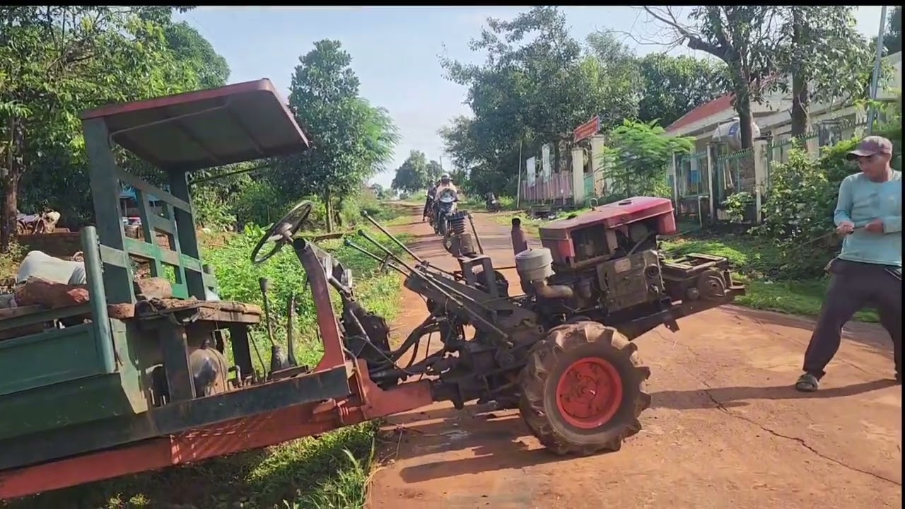 Chuẩn bị phun thuốc gặp xe ae trong làng bị lầy