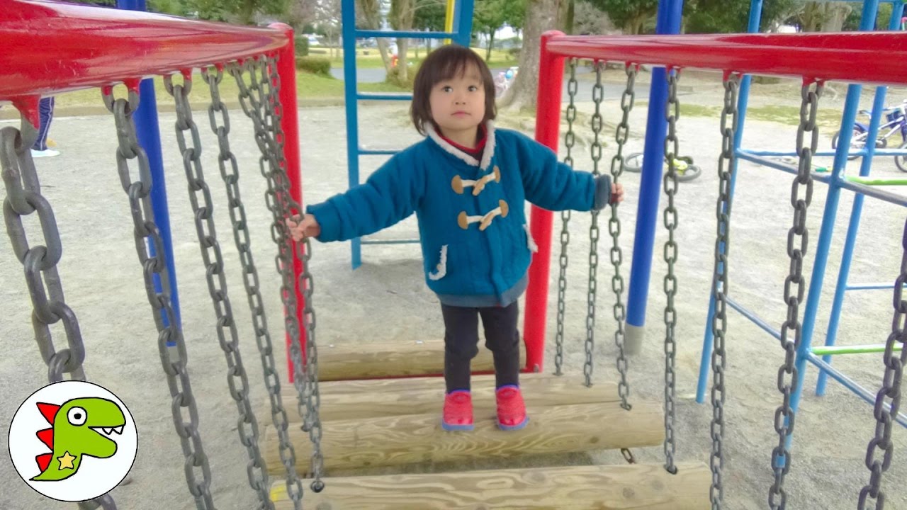 外遊び 公園に遊びに行ったよ❤滑り台やブランコがあったよ！ Toy Kids トイキッズ