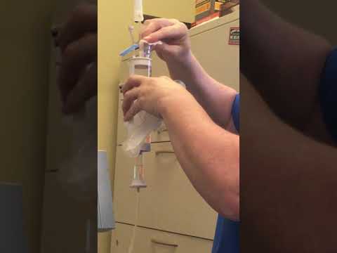 Video: Jak používáte byretu pro IV tekutiny?