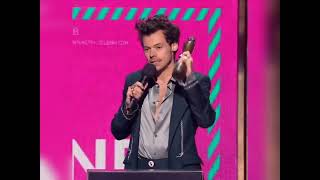 Harry Styles thank his former One Direction bandmates at #BRITs