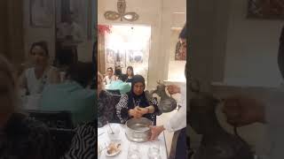 Mardinde Giden Misafirlerinin Ellerine Gül Suyu Döküyorlar . Ülsuyu