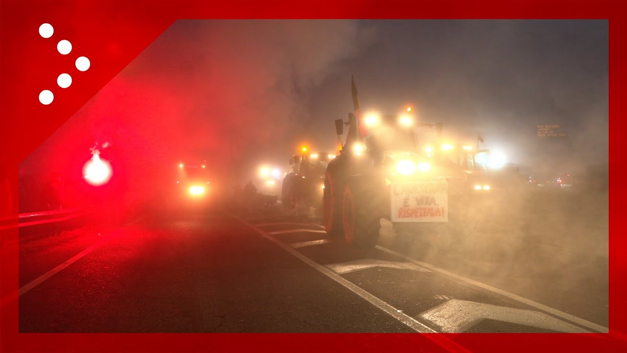 Mobilitazione agricoltori, la protesta va avanti ad oltranza: le immagini serali da Melegnano