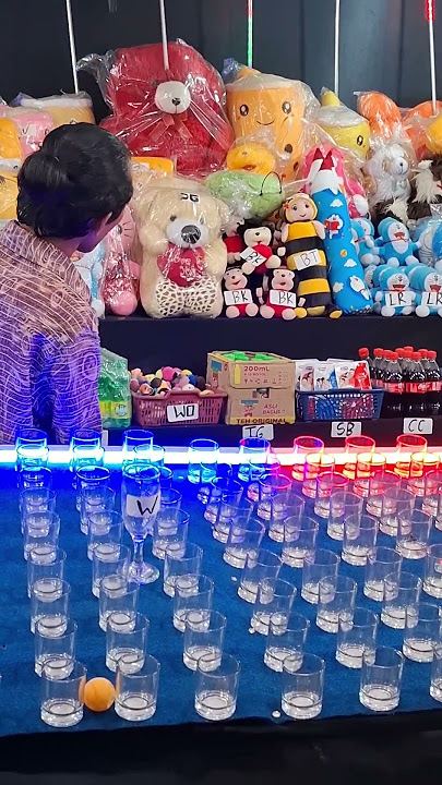 Permainan lempar bola kedalam gelas di pasar malam #shorts
