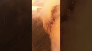 Un momento donde pudimos sacar tomas inolvidables de Roraima con el drone ⛰️🇻🇪