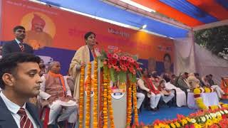 लखनऊ म आयजत सगठनतमक समकष बठक क सबधत करत म० मतर व र० अधयकष अनपरय पटल ज