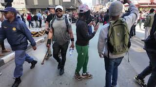Protesters fighting with cops in Johannesburg 