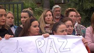 Los profesores del colegio José Banús en Nueva Andalucía se concentran para protestar
