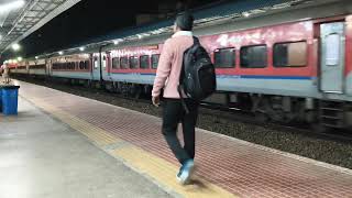 18029 LTT Shalimar Express Arriving At Jalgaon Junction 