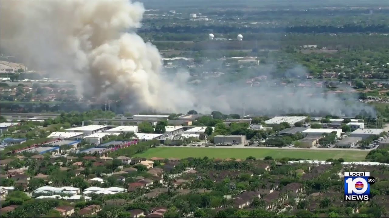 Brush fire burns in southwest Miami-Dade - YouTube