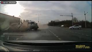 Жесткое ДТП с фурой на Барнаульская-Объездная... Жесткое ДТП с фурой на Барнаульская-Объездная...