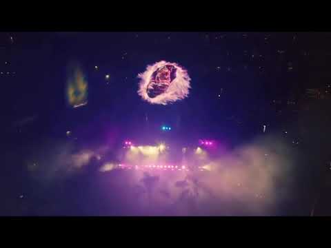 Подвешенный экран с глубоким черным дымом: новый тренд в рекламе VR-игр