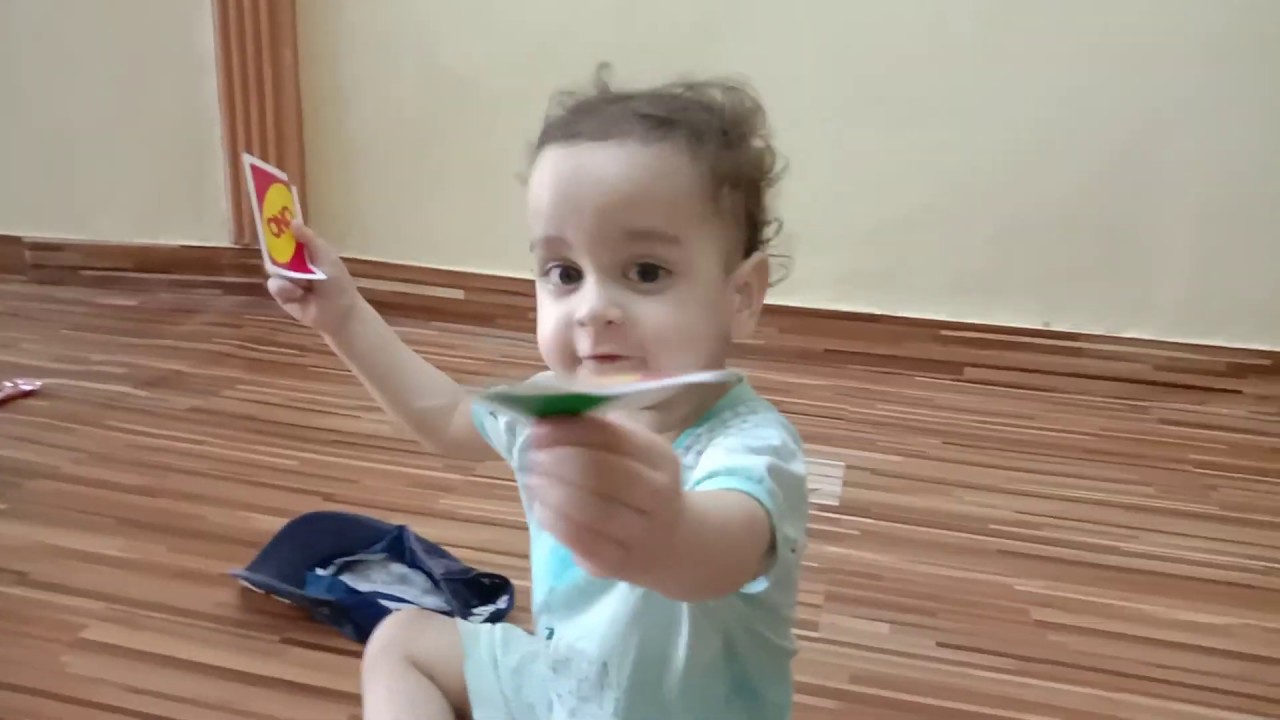 kid play uno uno at home 