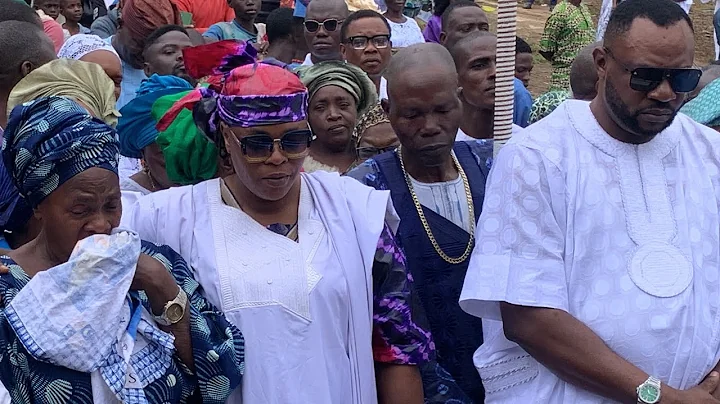ODUNLADE ADEKOLA AND HIS MUM’S CRY WHEN IS ABOUT TO LAID HIS FATHER TO REST 